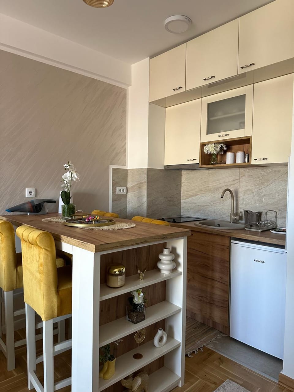 Kitchen or kitchenette, Dining area, stove