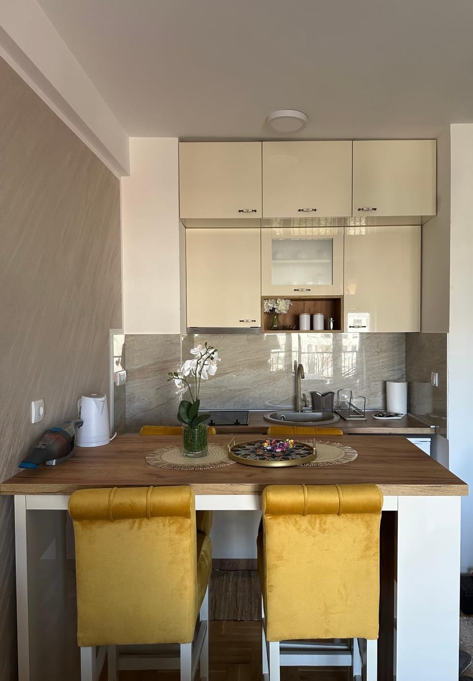Kitchen or kitchenette, Dining area, stove