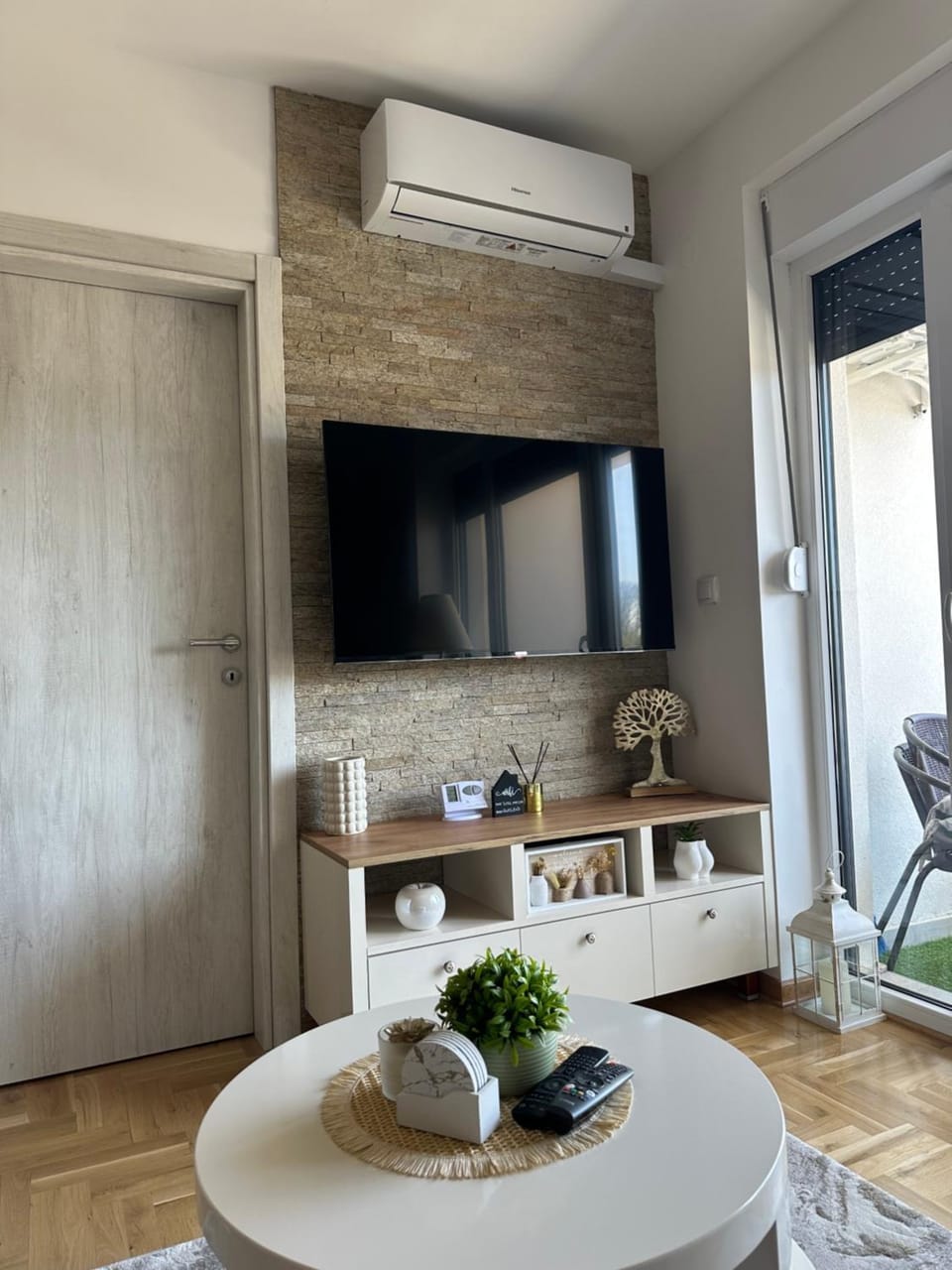 TV and multimedia, Living room, Seating area, air conditioner