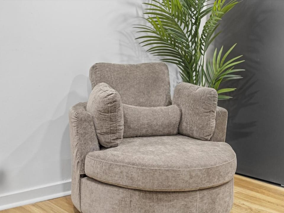 Lawrenceville Central !2 Stylish and Quiet One Bedroom Apartment with Free Street Parking Apartment in Pittsburgh