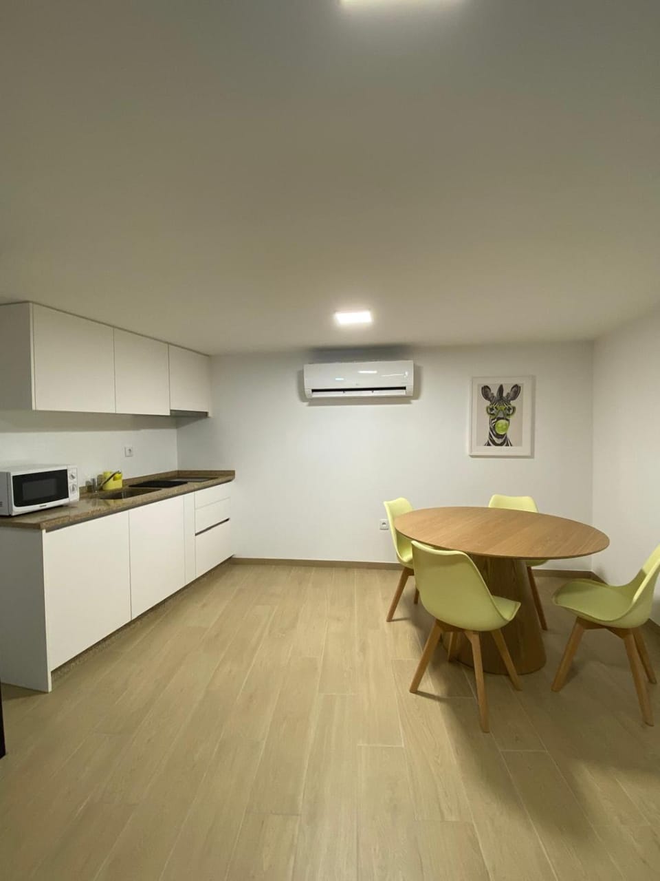 Kitchen or kitchenette, Dining area, minibar, air conditioner