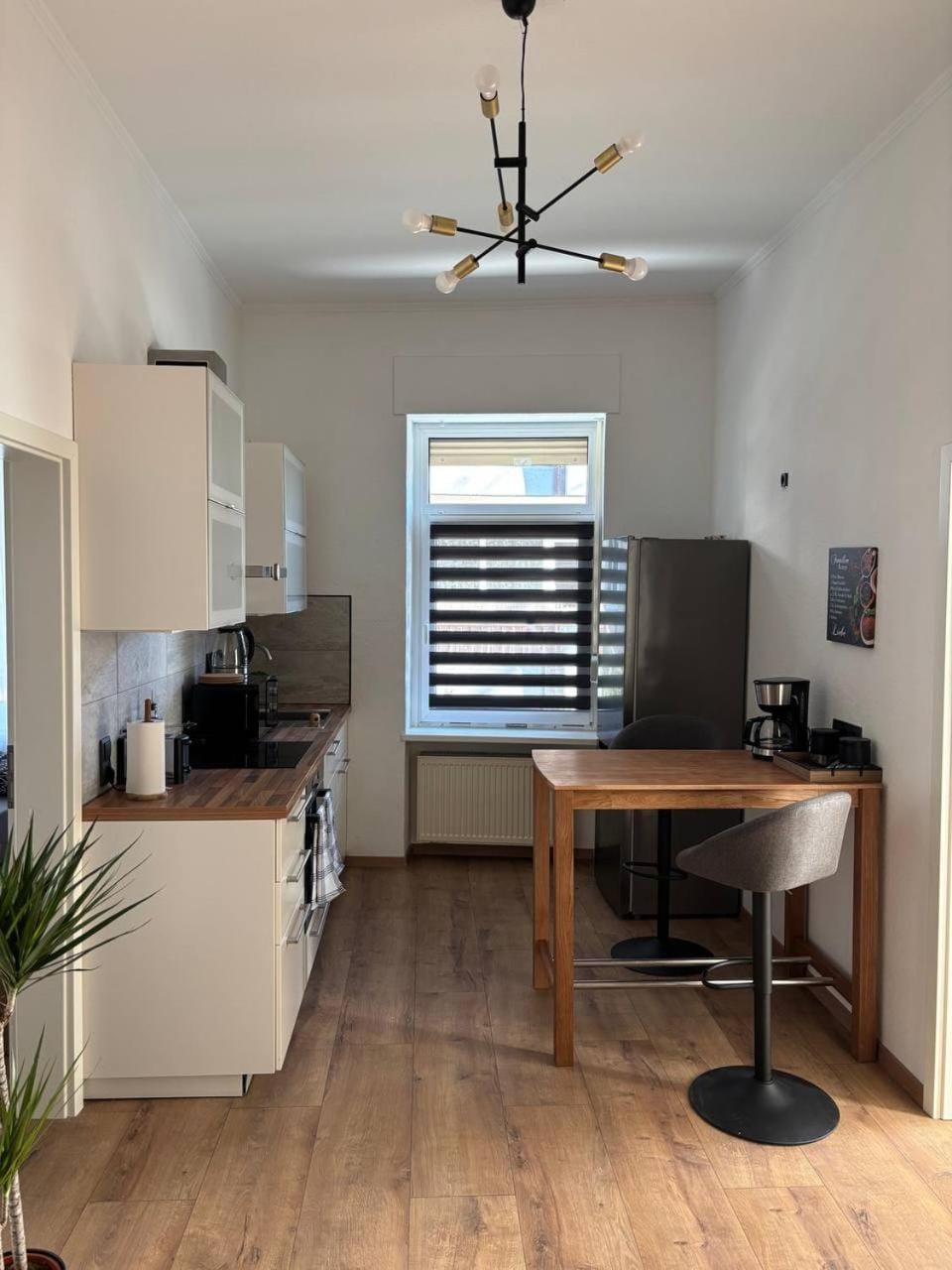 Kitchen or kitchenette, Dining area, oven