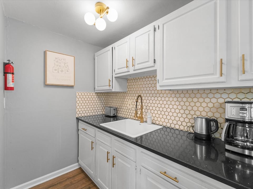 Lawrenceville Central !3 Large and Spacious One Bedroom Apartment with Free Street Parking Apartment in Pittsburgh