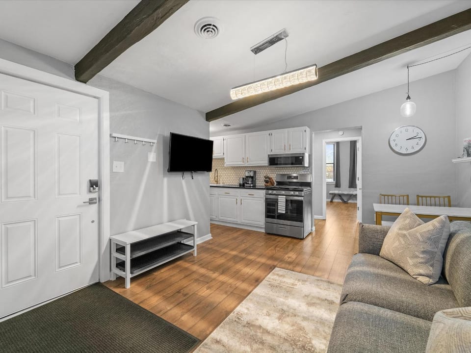 Lawrenceville Central !3 Large and Spacious One Bedroom Apartment with Free Street Parking Apartment in Pittsburgh