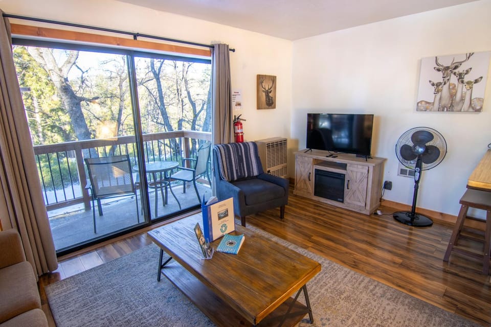 Inside Yosemite Park-Cozy Corner Unit-Sleeps 2 Apartment in Tuolumne County