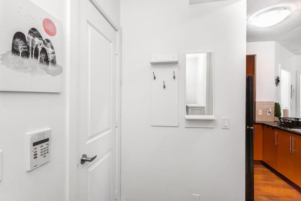 Luxurious 2BR 2BATH Condo Steps from Square One Apartment in Mississauga