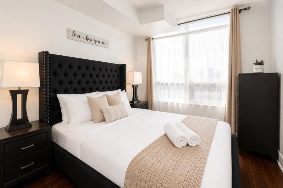 Luxurious 2BR 2BATH Condo Steps from Square One Apartment in Mississauga