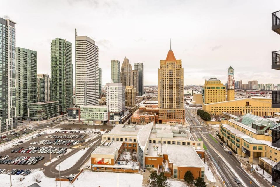 Luxurious 2BR 2BATH Condo Steps from Square One Apartment in Mississauga