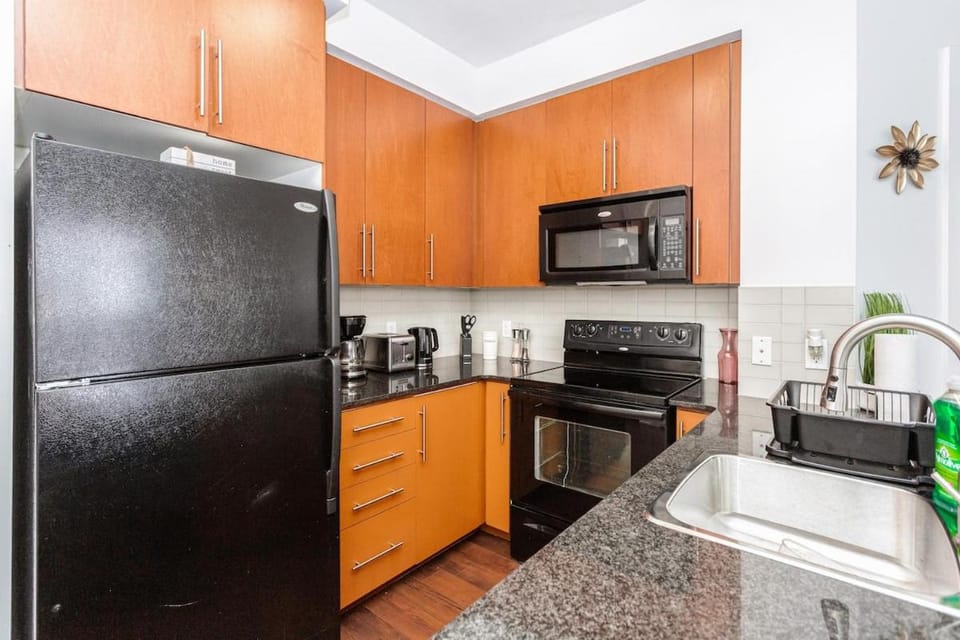 Luxurious 2BR 2BATH Condo Steps from Square One Apartment in Mississauga