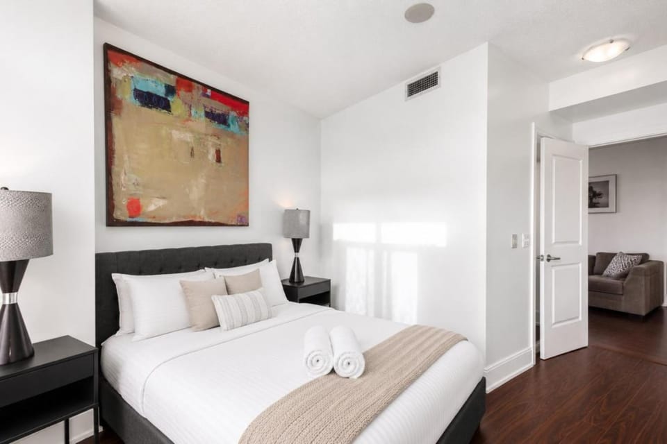 Luxurious 2BR 2BATH Condo Steps from Square One Apartment in Mississauga