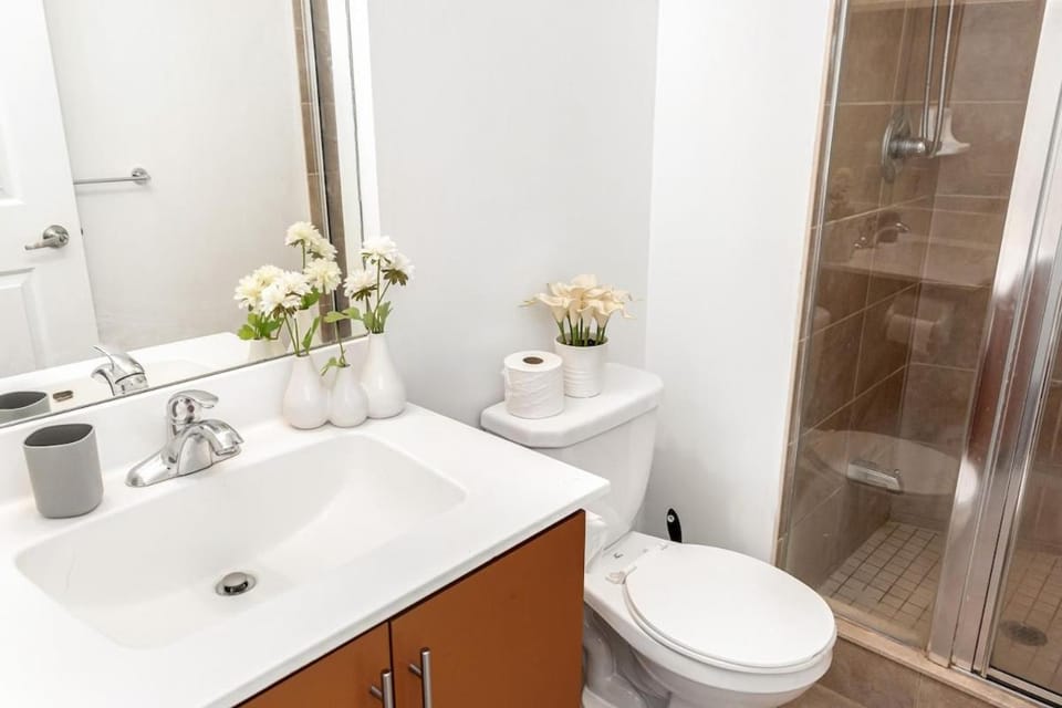 Luxurious 2BR 2BATH Condo Steps from Square One Apartment in Mississauga