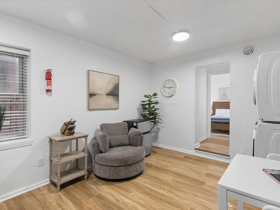 Lawrenceville Central !4 Quiet and Stylish One Bedroom Apartment with Free Street Parking Apartment in Pittsburgh