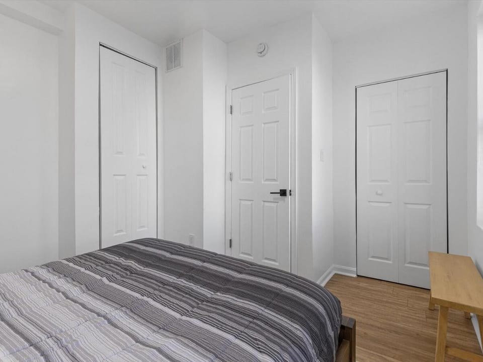 Lawrenceville Central !4 Quiet and Stylish One Bedroom Apartment with Free Street Parking Apartment in Pittsburgh