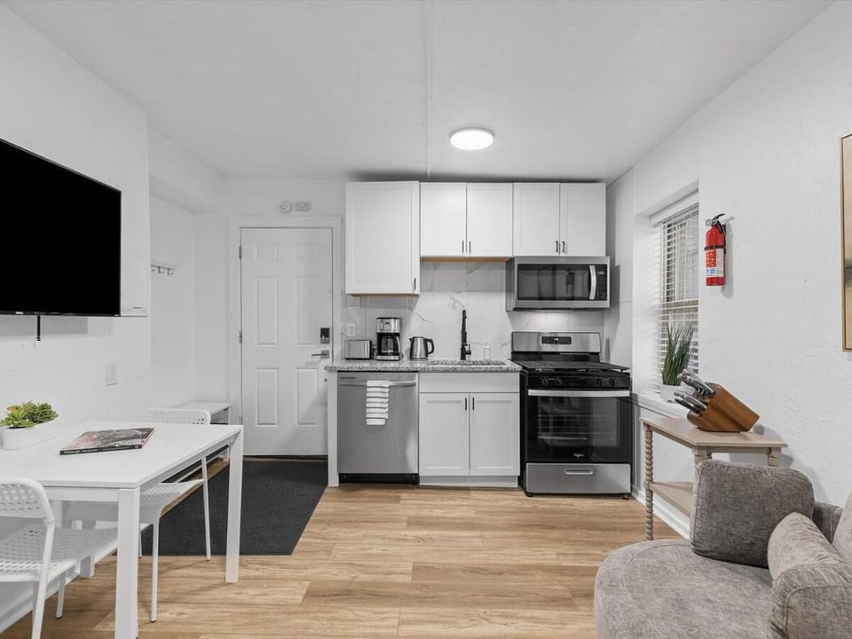 Lawrenceville Central !4 Quiet and Stylish One Bedroom Apartment with Free Street Parking Apartment in Pittsburgh