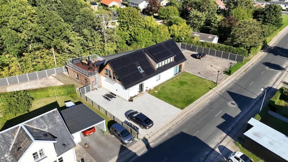 The Butterfly - House in Odense for 7 Persons with Luxury Rooftop Deck & Free Parking Apartment in Region of Southern Denmark