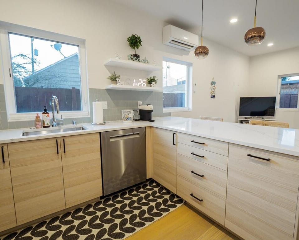 Kitchen or kitchenette, dishwasher