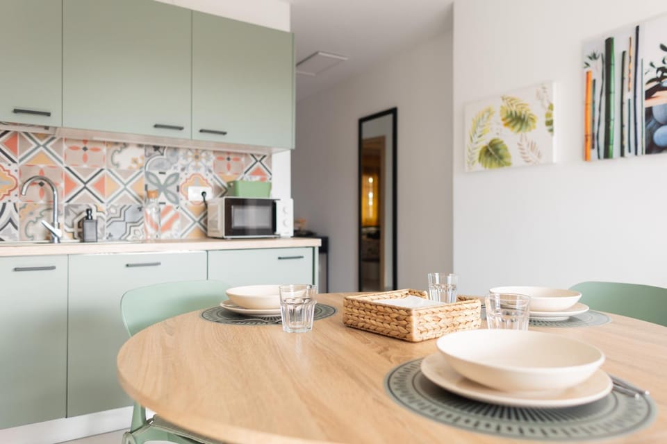 Kitchen or kitchenette, Dining area