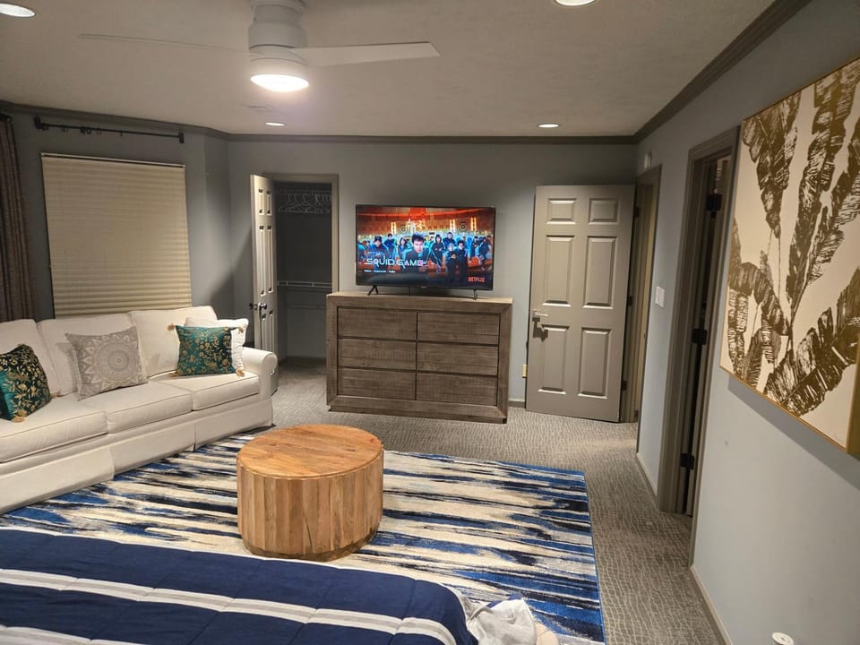 Bed, TV and multimedia, Photo of the whole room, Seating area, Evening entertainment, Bedroom, wardrobe