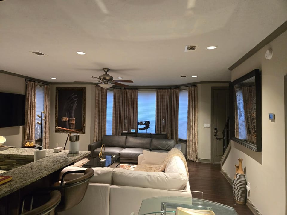 Communal lounge/ TV room, TV and multimedia, Living room, Seating area, Evening entertainment