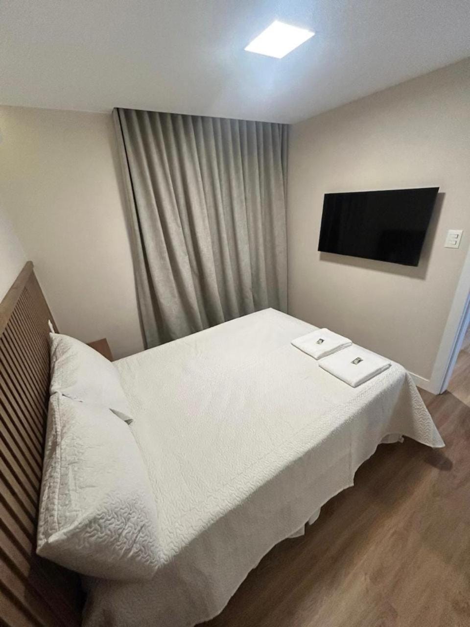 Bed, TV and multimedia, Bedroom, towels