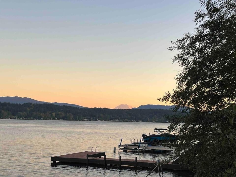 Lakefront retreat by Marymoor, Microsoft, Bellevue, Redmond House in Lake Sammamish