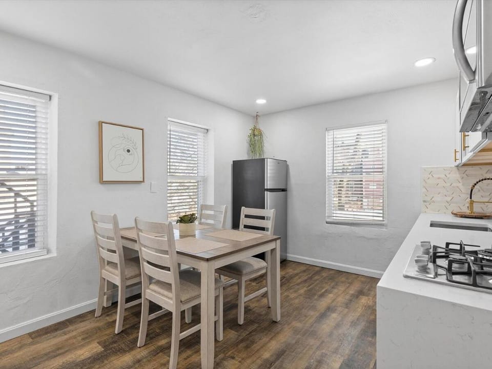 Lawrenceville Central !5 Spacious and Quiet Three Bedroom Apartment with Free Street Parking Apartment in Pittsburgh