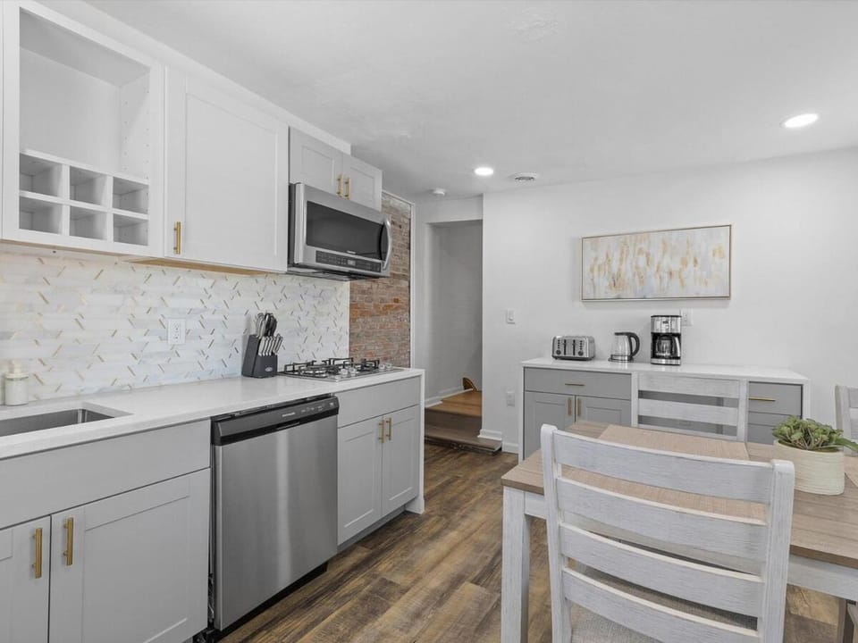 Lawrenceville Central !5 Spacious and Quiet Three Bedroom Apartment with Free Street Parking Apartment in Pittsburgh