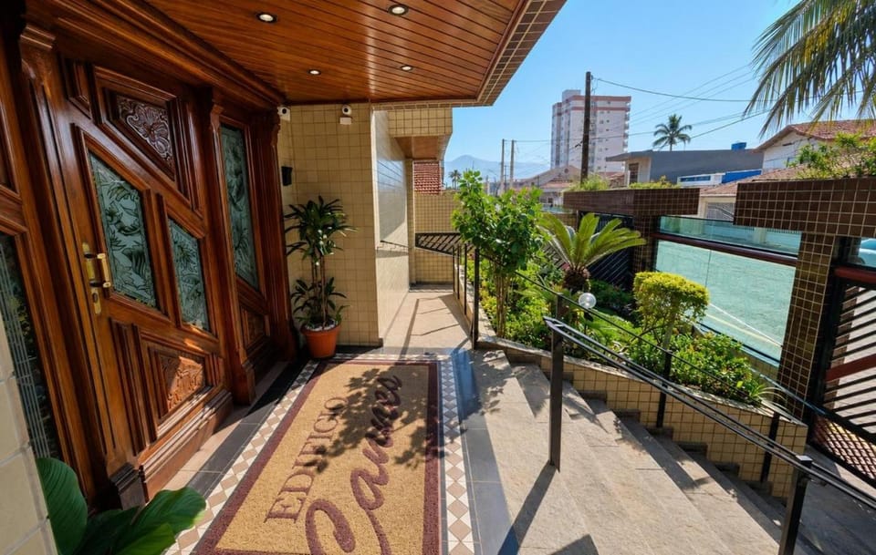 APÊ VISTA MAR, 20mts DA PRAIA, ESPAÇOSO E ACONCHEGANTE-56m2- WIFI- 1 DORM-ELEVADOR- 6 PESSOAS Apartment in State of São Paulo