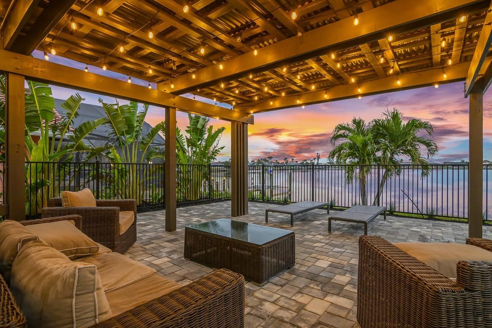 Patio, View (from property/room), Seating area, Lake view