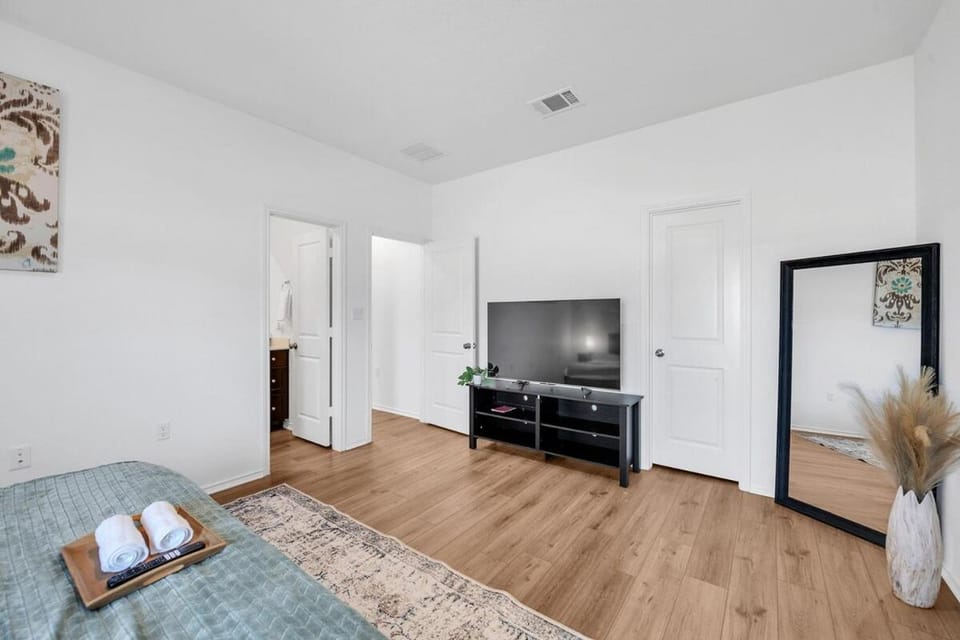 Bed, TV and multimedia, Photo of the whole room, Bedroom