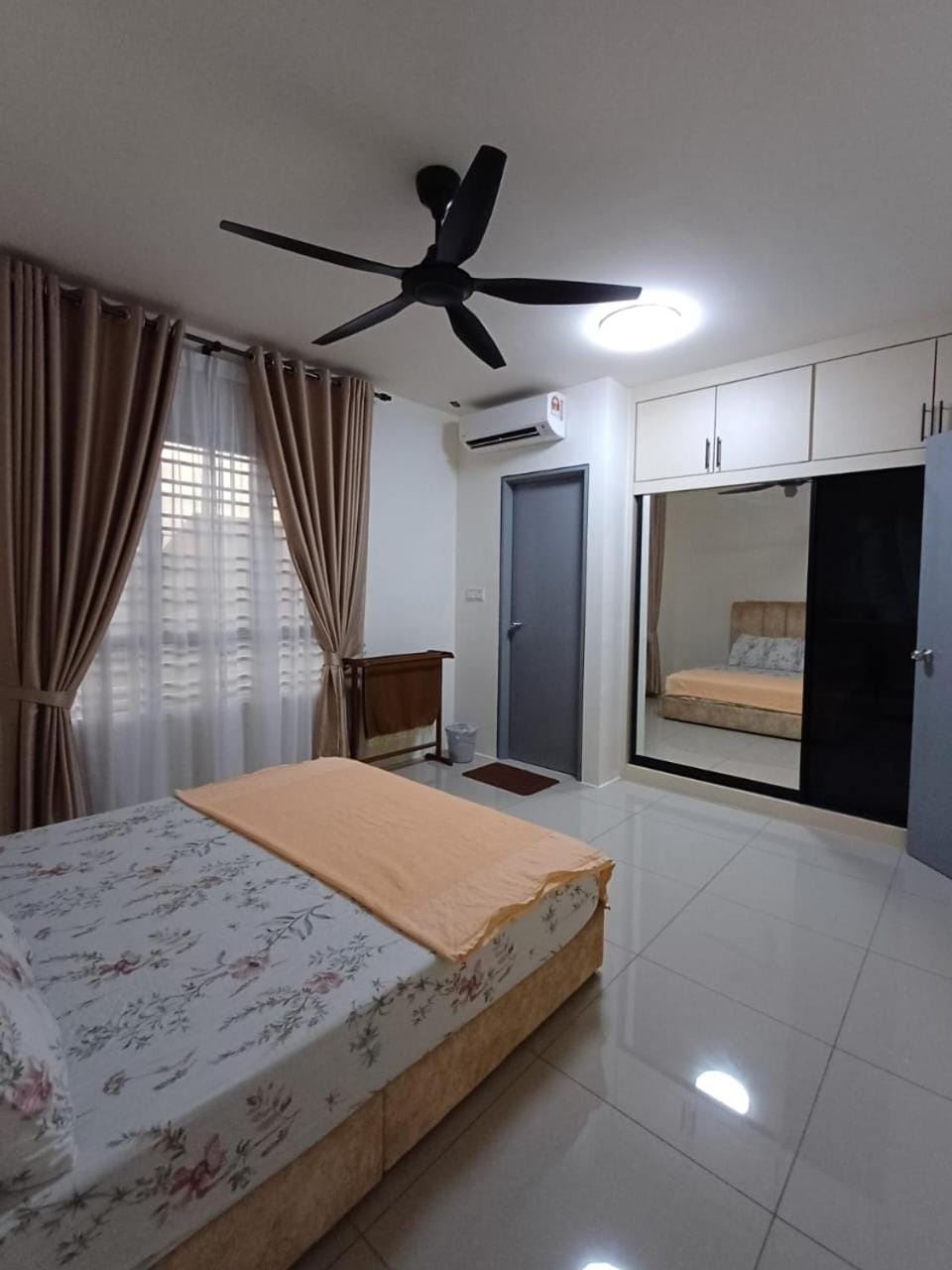 Toilet, Bed, Photo of the whole room, Bedroom, wardrobe, air conditioner