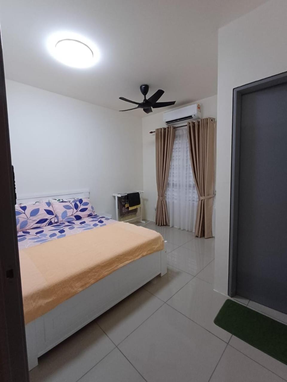 Toilet, Bed, Photo of the whole room, Bedroom, air conditioner