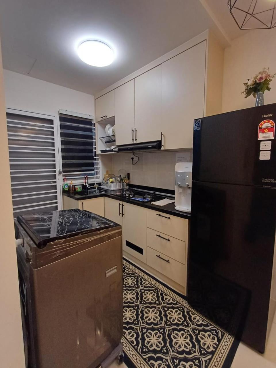 Kitchen or kitchenette, stove, washing machine