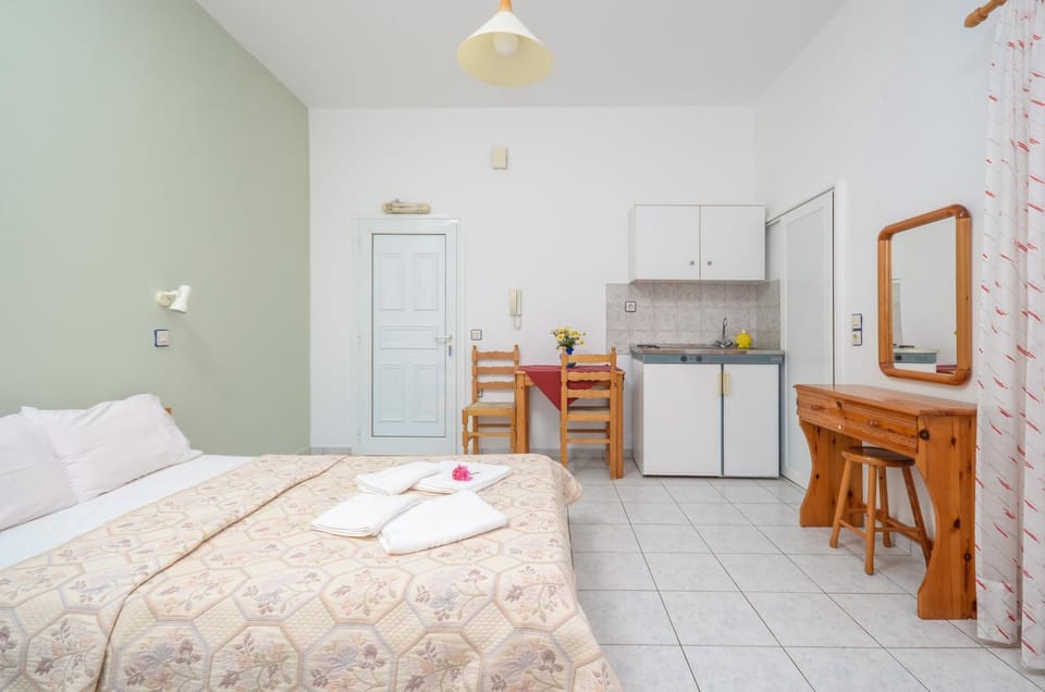 Kitchen or kitchenette, Bedroom
