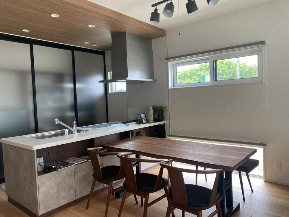 Kitchen or kitchenette, Dining area
