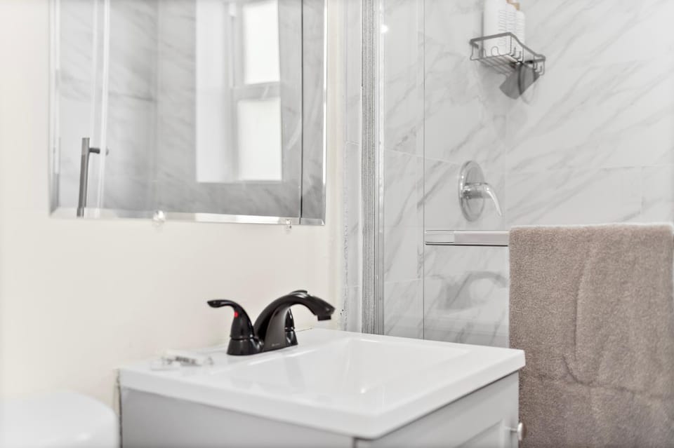 3 bedrooms and 2 bathrooms Charming Beachside House with King Bed Villa in Deerfield Beach