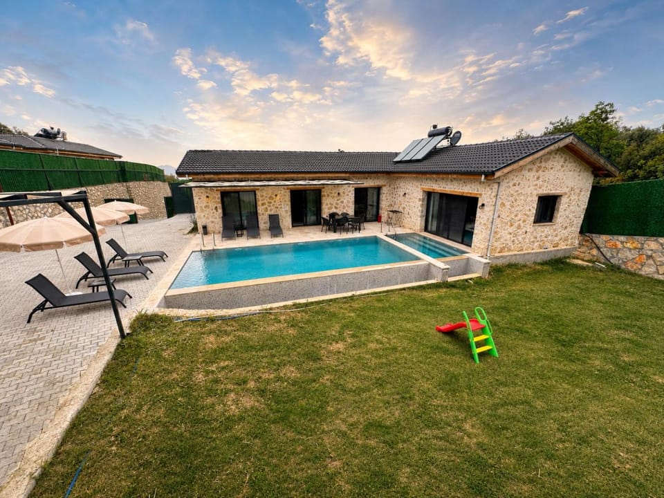 Property building, Garden view, Pool view, Swimming pool, sunbed