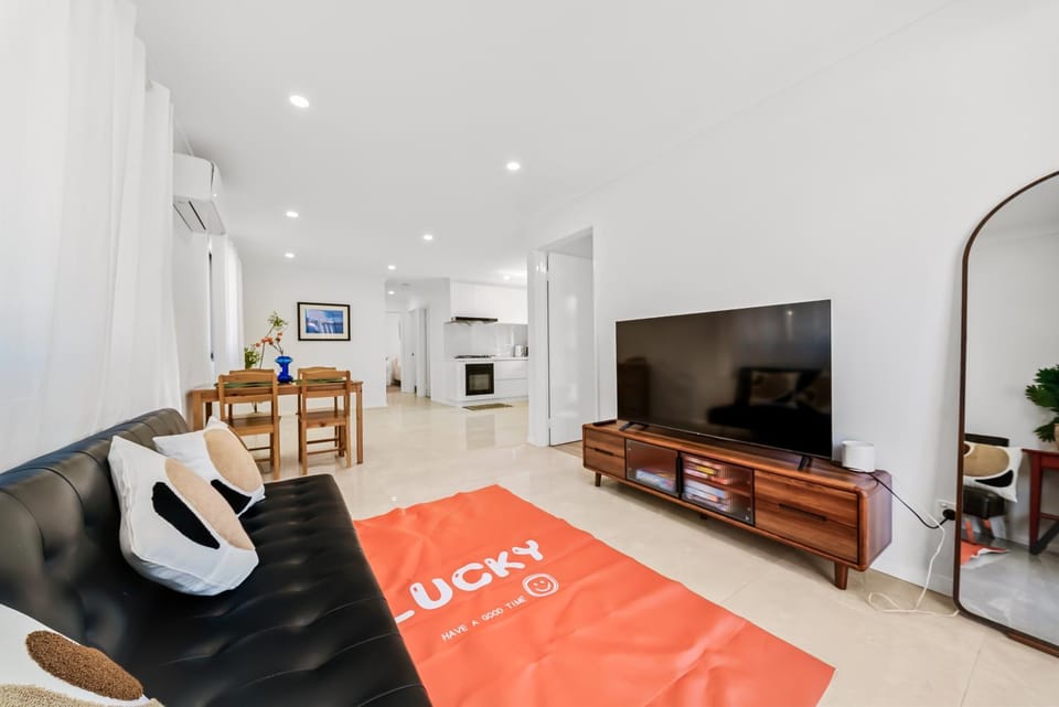Communal lounge/ TV room, TV and multimedia, Living room, Dining area