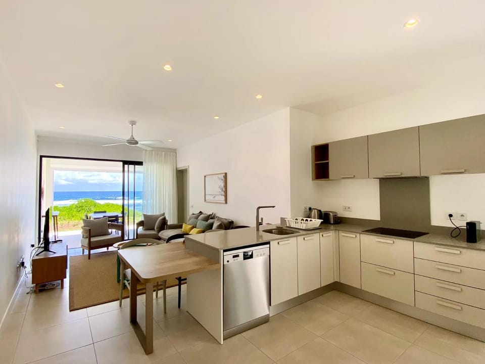 Coffee/tea facilities, Kitchen or kitchenette, stove, toaster