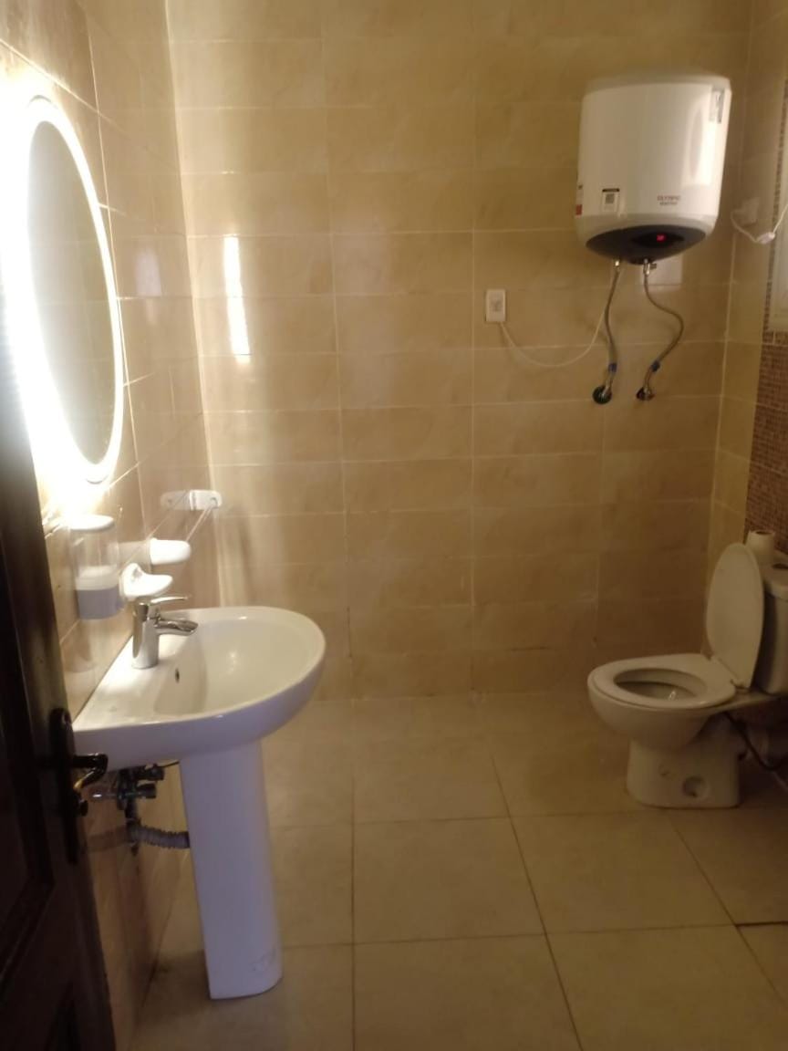 Shower, Toilet