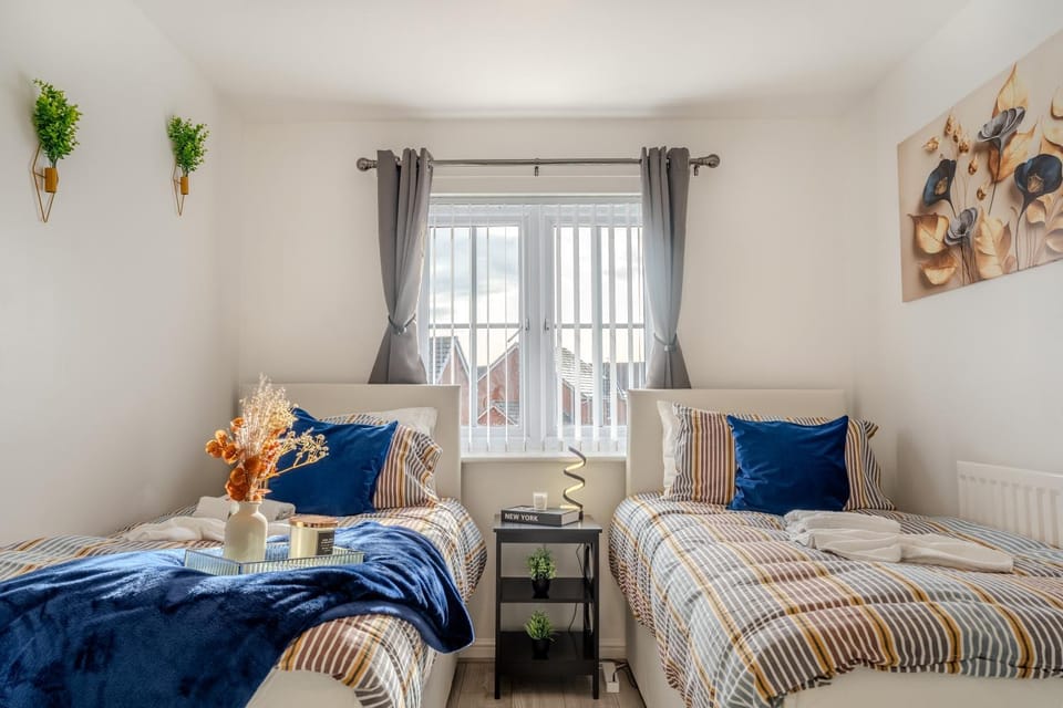 Bed, Living room, Photo of the whole room, Bedroom