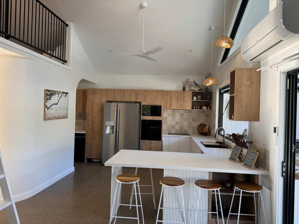 Kitchen or kitchenette, Dining area, oven, stove