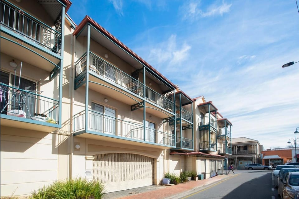 Property building, Balcony/Terrace, Location