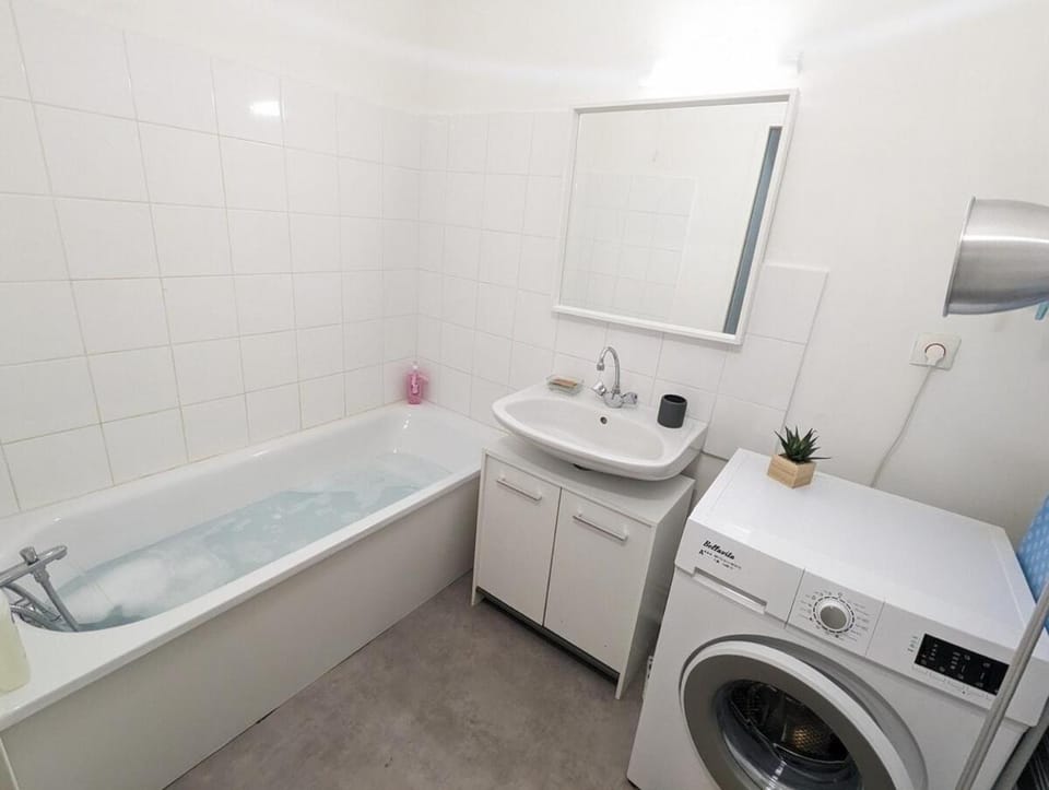 Bath, towels, washing machine