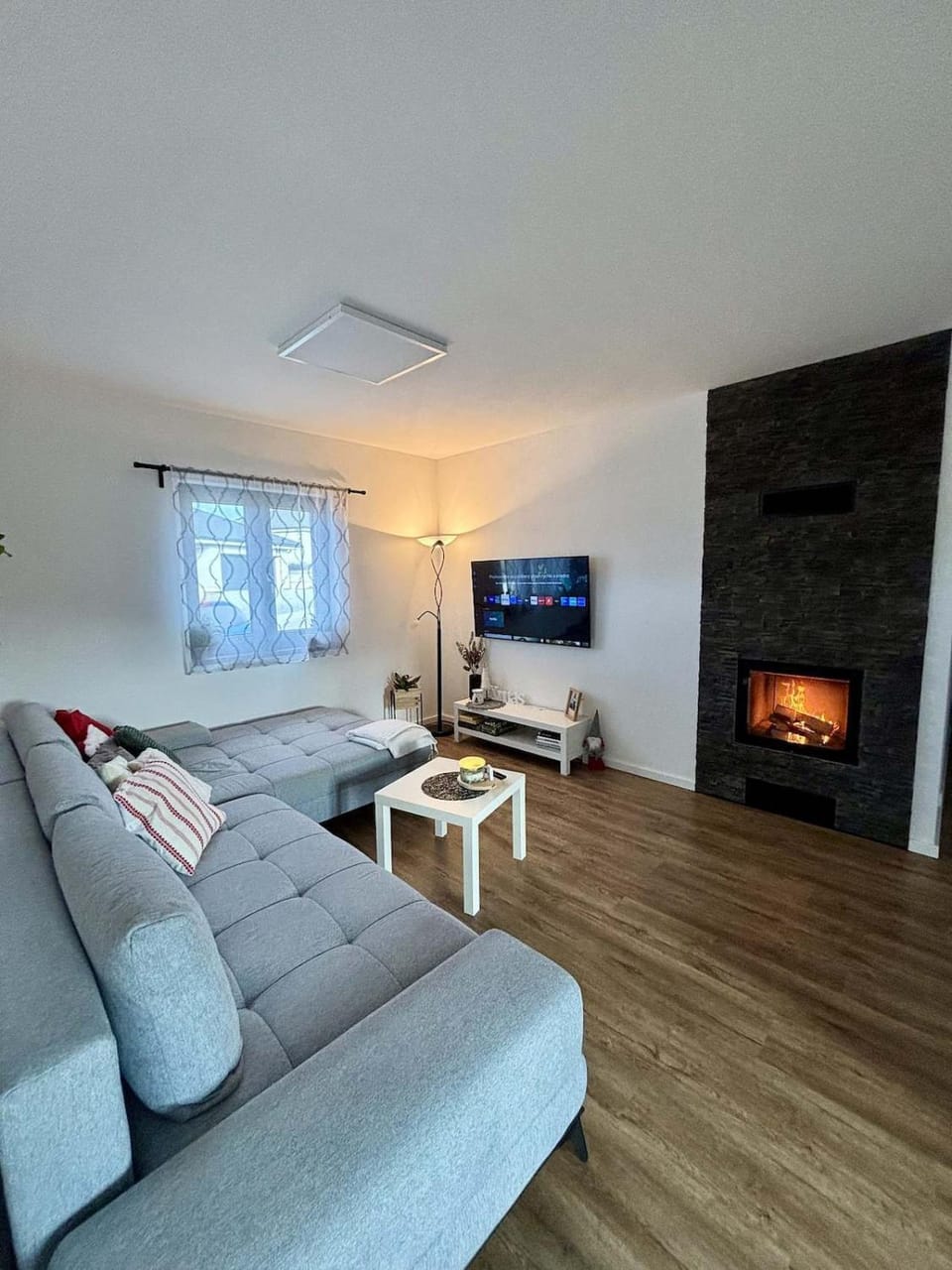 Communal lounge/ TV room, TV and multimedia, Living room, Seating area, fireplace