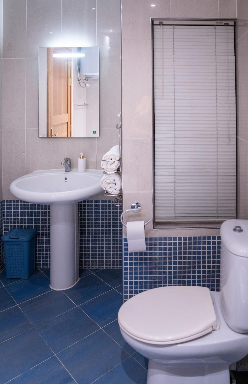 Shower, Toilet, Bathroom, bidet, towels