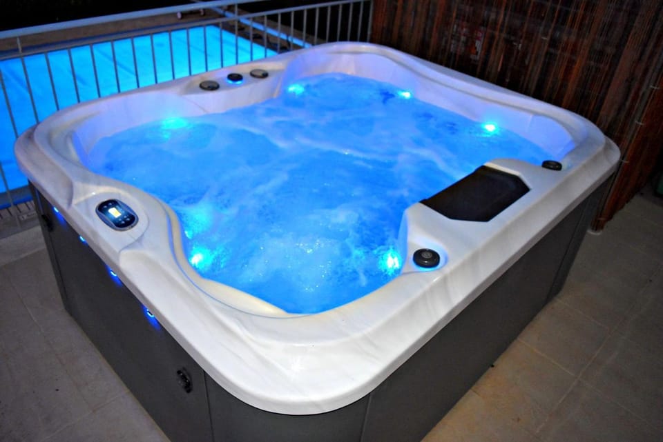 Hot Tub, Hot Tub