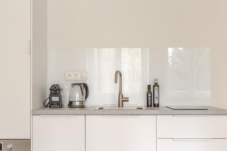 Coffee/tea facilities, Kitchen or kitchenette, stove