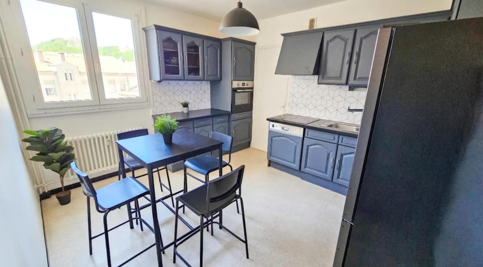 La Comète 4 Bedroom WiFi TV Apartment in Saint-Étienne