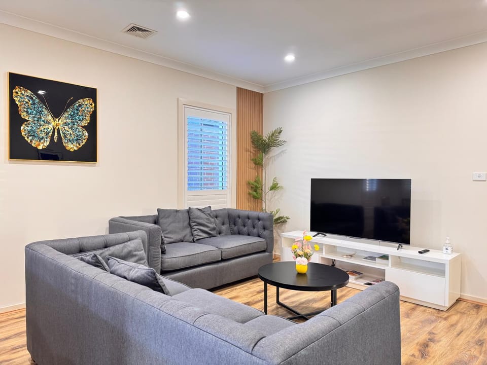 Communal lounge/ TV room, TV and multimedia, Living room, Seating area